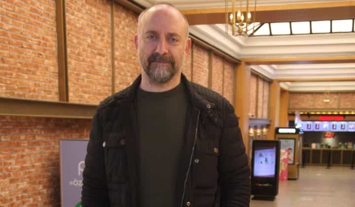 Halit Ergenç, çocuklarıyla sinema keyfi yaptı