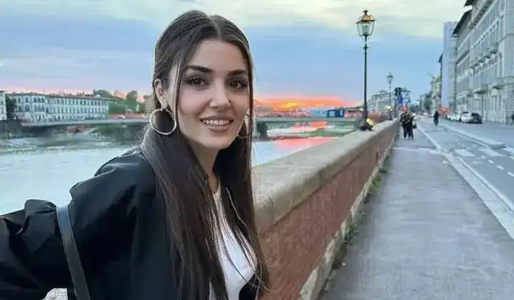 İtalya'da tatiline devam eden Hande Erçel'in ayakları olay oldu 2 İtalya’da tatiline devam eden Hande Erçel’in ayakları olay oldu