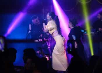 Hande Yener yeni şarkısıyla İzmirlilerle buluştu