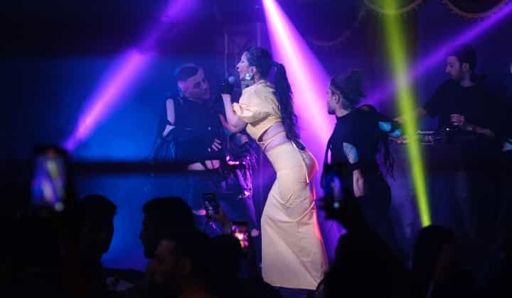 Hande Yener yeni şarkısıyla İzmirlilerle buluştu 2 Hande Yener yeni şarkısıyla İzmirlilerle buluştu