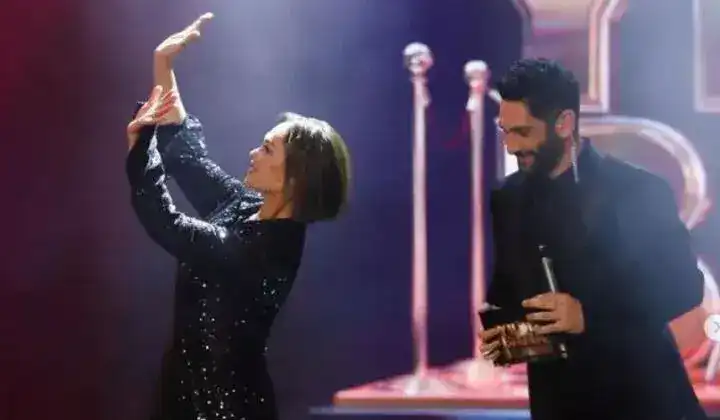Hülya Avşar, kısa saçları ve siyah elbisesiyle dikkatleri üzerine çekti