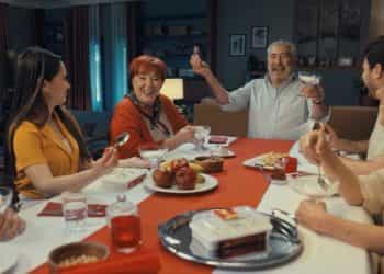 Erdal Özyağcılar, ailesiyle birlikte ilk kez reklam filminde