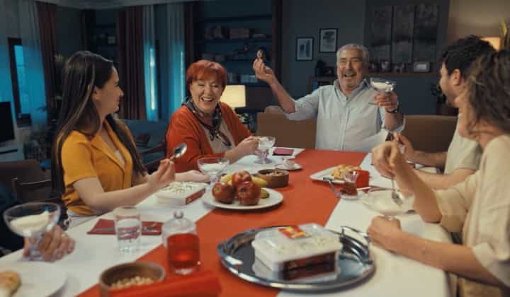 Erdal Özyağcılar, ailesiyle birlikte ilk kez reklam filminde 1 Erdal Özyağcılar, ailesiyle birlikte ilk kez reklam filminde