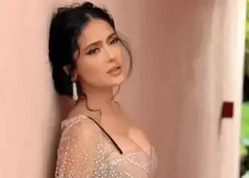 Salma Hayek’in bikinili pozları yürek hoplattı