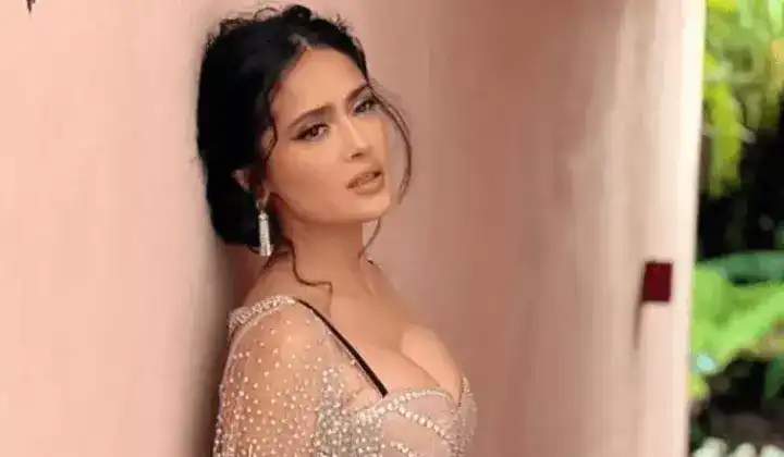 Salma Hayek’in bikinili pozları yürek hoplattı