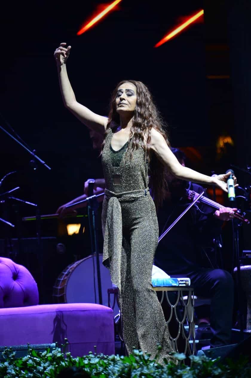 Yıldız Tilbe, yeni imajıyla bayramda Kıbrıslı sevenleriyle bir araya geldi 3 yildiz tilbe sac Yıldız Tilbe, yeni imajıyla bayramda Kıbrıslı sevenleriyle bir araya geldi