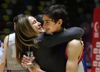 Demet Şener ile eski milli basketbolcu İbrahim Kutluay’ın oğlu Ömer, babasının yolunda ilerliyor