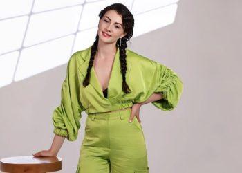 Burcu Özbek’in yeşil kıyafetine beğeni yağmuru