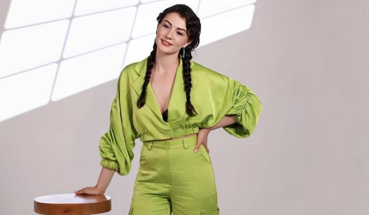 Burcu Özbek’in yeşil kıyafetine beğeni yağmuru