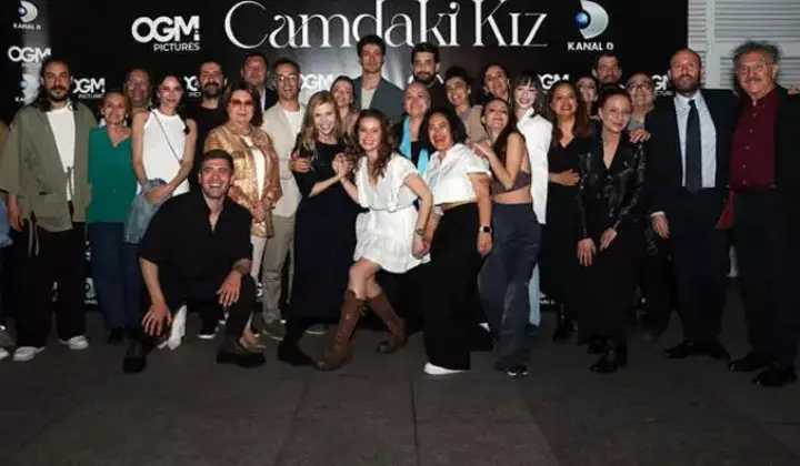 ‘Camdaki Kız’ ekibi final yemeğinde bir araya geldi