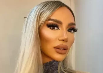 Şarkıcılığa soyunan Didem Kınalı, cesur sahne tarzıyla beğeni topladı