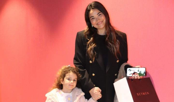 Gizem Hatipoğlu, önceki gün kızıyla Metropol İstanbul’da objektiflere yansıdı 1 Gizem Hatipoğlu, önceki gün kızıyla Metropol İstanbul’da objektiflere yansıdı