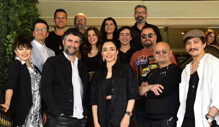 'Grabuna' filminin oyuncuları seti bitirir bitirmez basın toplantısında bir araya geldi 2 ‘Grabuna’ filminin oyuncuları seti bitirir bitirmez basın toplantısında bir araya geldi