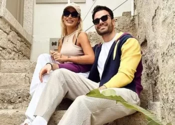 İki gün özlemin ardından sevgilisine kavuşan İrem Derici’den yatak pozu