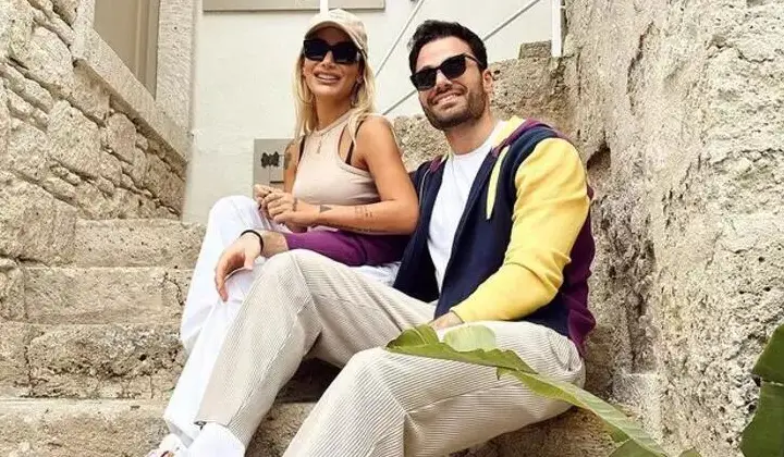 İki gün özlemin ardından sevgilisine kavuşan İrem Derici’den yatak pozu