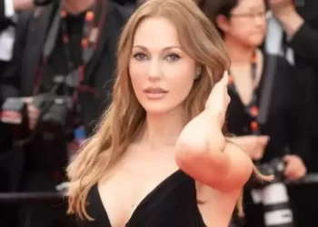 Cannes Festivali’nin açılış töreninde Meryem Uzerli’den kırmızı halı şovu