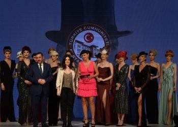 Open Stage Moda Günleri’nde ‘100. yıl 100 şapka’ defilesine yoğun ilgi