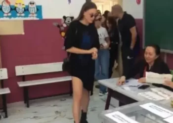 Serenay Sarıkaya’nın seçim kombininin fiyatı dudak uçuklattı
