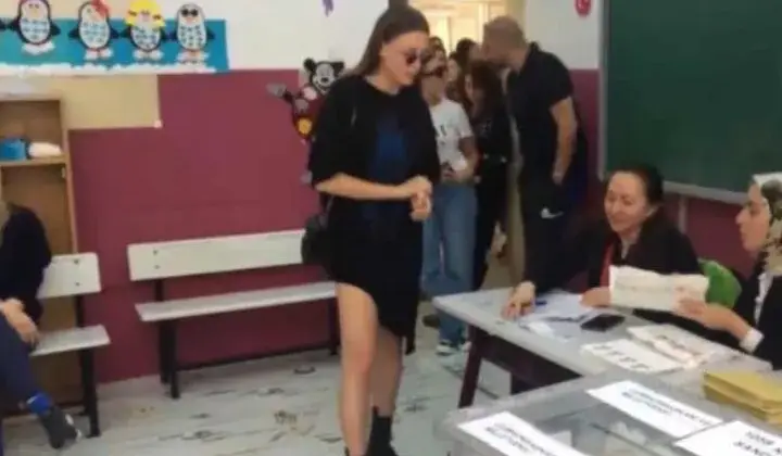 Serenay Sarıkaya'nın seçim kombininin fiyatı dudak uçuklattı 2 Serenay Sarıkaya’nın seçim kombininin fiyatı dudak uçuklattı