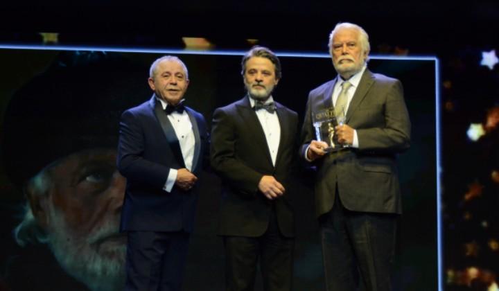 14. Quality Ödülleri’nde ‘Yaşam Boyu Onur Ödülü’ Tamer Yiğit'in oldu 2 14. Quality Ödülleri’nde ‘Yaşam Boyu Onur Ödülü’ Tamer Yiğit’in oldu