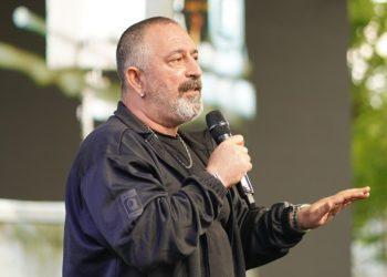 Cem Yılmaz, YBY Woods Gençlik Festivali’nde hem sanata hem kahkahalara doyurdu