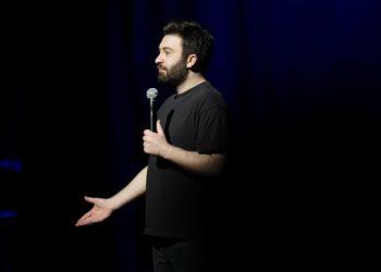 Baturay Özdemir, ‘Biraz Daha’ stand-up gösterisi ile haziran ayı boyunca sahnede