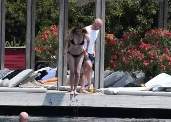 Demet Şener sevgilisi Tolga Arman ile tatil sezonunu açtı