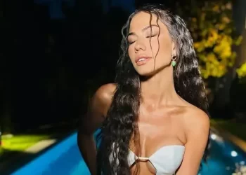 Demet Özdemir mini elbisesiyle havuza girdi