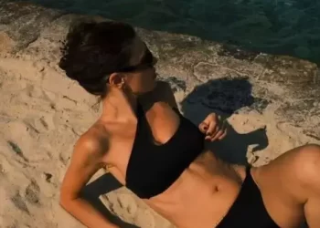 Yüsra Geyik, siyah bikinisiyle nefes kesti