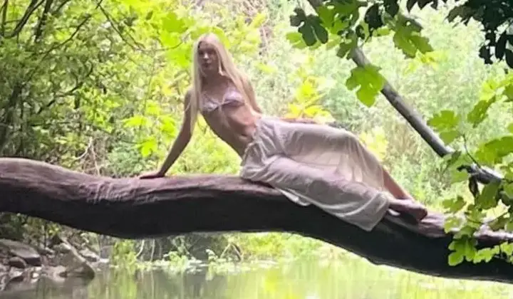 Aleyna Tilki, mini bikinisiyle takipçilerinin karşısına çıktı 3 Aleyna Tilki, mini bikinisiyle takipçilerinin karşısına çıktı