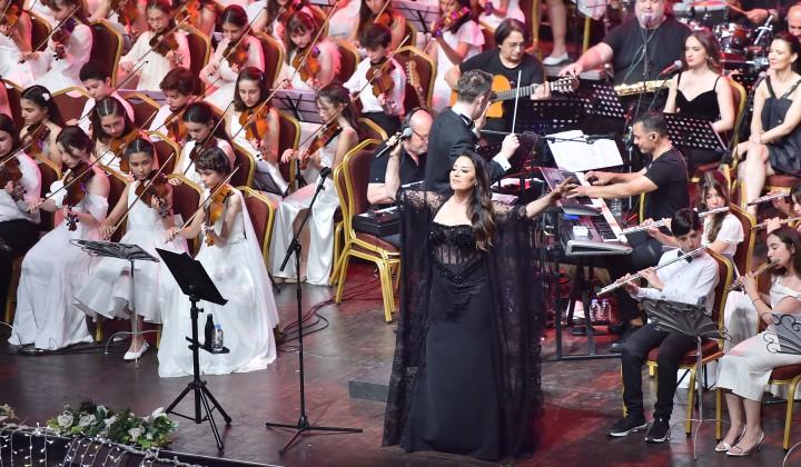 Aşkın Nur Yengi ve Bilfen Filormoni Orkestrası birlikte sahne aldı 2 Aşkın Nur Yengi ve Bilfen Filormoni Orkestrası birlikte sahne aldı