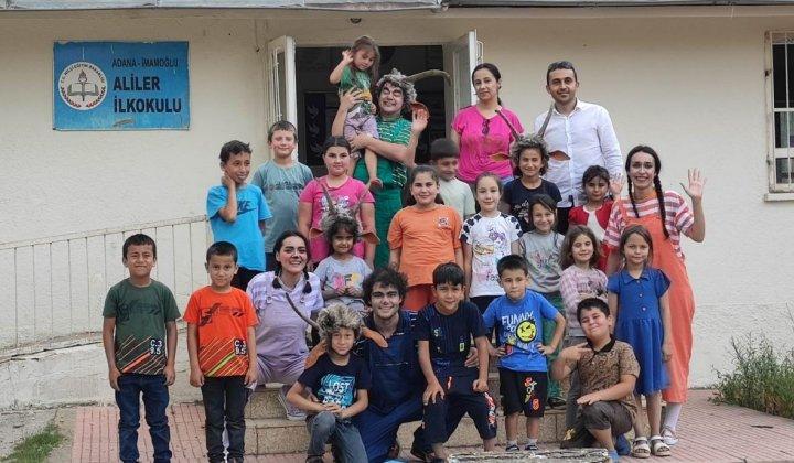 İnatçı Keçiler, deprem bölgesindeki çocuklar için Adana, Hatay ve Gaziantep’teki okullarda sahnelendi 1 İnatçı Keçiler, deprem bölgesindeki çocuklar için Adana, Hatay ve Gaziantep’teki okullarda sahnelendi