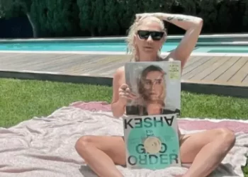 Kesha, beşinci stüdyo albümünü çıplak pozlarıyla tanıttı