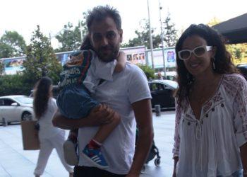 Erkan Kolçak Köstendil, eşi Cansu Tosun  ve Marsel ile alışveriş turunda