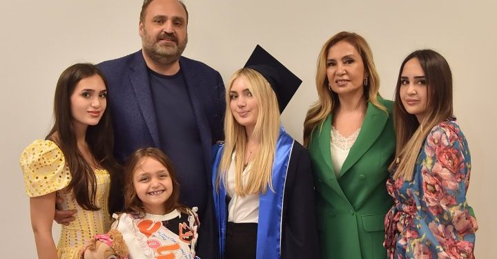 Fatih Öztürk ve eşi Esra Öztürk’ün ortanca kızları Nehir Öztürk'ün mezuniyet sevinci 8 Fatih Öztürk ve eşi Esra Öztürk’ün ortanca kızları Nehir Öztürk’ün mezuniyet sevinci