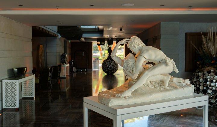 Heykeltraş Server Demirtaş’ın ‘Aşk’ adlı eseri Caresse Bodrum’da