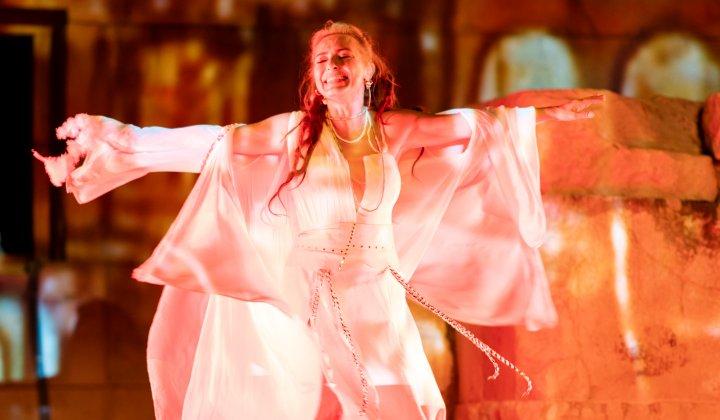 Ayça Bingöl performansıyla 'Ben Anadolu', Stratonikeia Antik Kenti’nde 2 Ayça Bingöl performansıyla ‘Ben Anadolu’, Stratonikeia Antik Kenti’nde