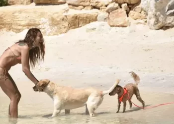 Kızını ikna edemeyen Merve Oflaz, deniz keyfini tek başına yaptı