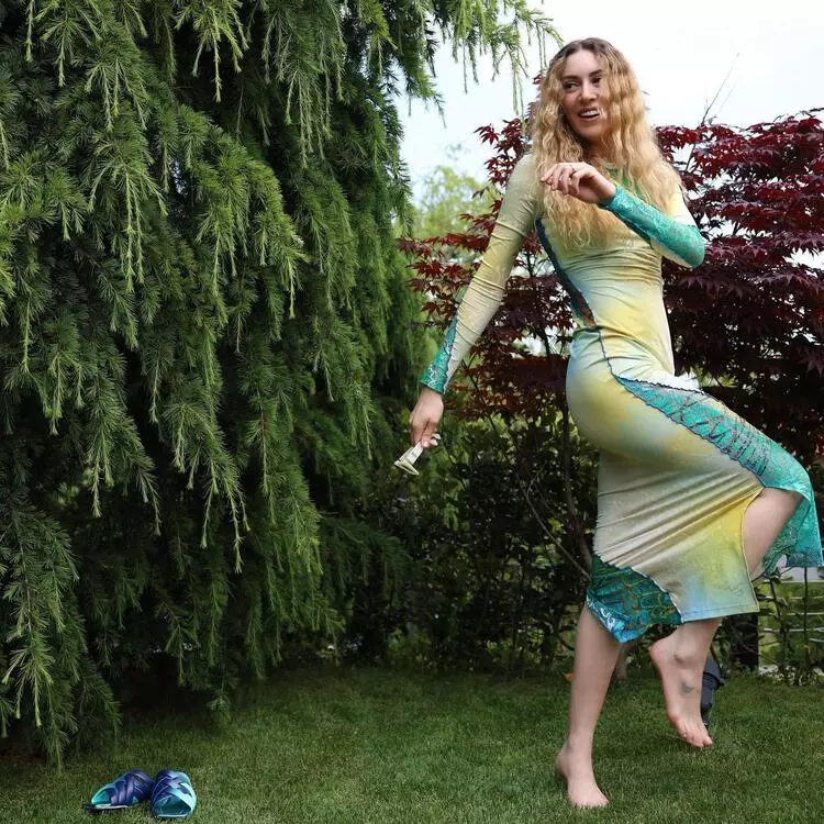 Sinem Kobal dalgalı saçlarıyla yeşiller içinde 3 64a56ef7e4bfdc0d049bb37d Sinem Kobal dalgalı saçlarıyla yeşiller içinde