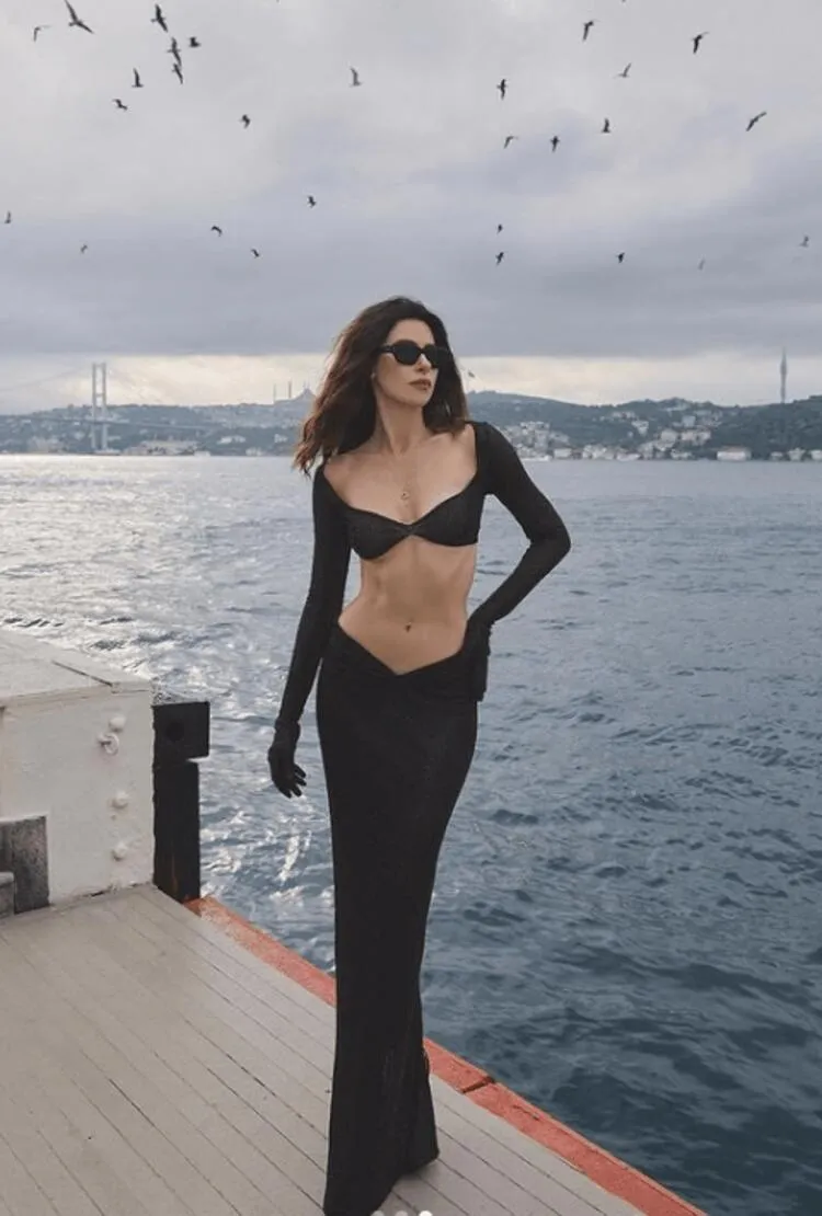 Nesrin Cavadzade iddialı pozlarıyla yürek hoplattı 7 64ad3e0de4bfdc0accadb1ea Nesrin Cavadzade iddialı pozlarıyla yürek hoplattı
