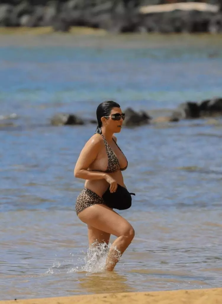 Karnı burnunda olan Kourtney Kardashian Hawaii'de tatilde 5 64ae8f9fe4bfdd131c56ba23 Karnı burnunda olan Kourtney Kardashian Hawaii'de tatilde