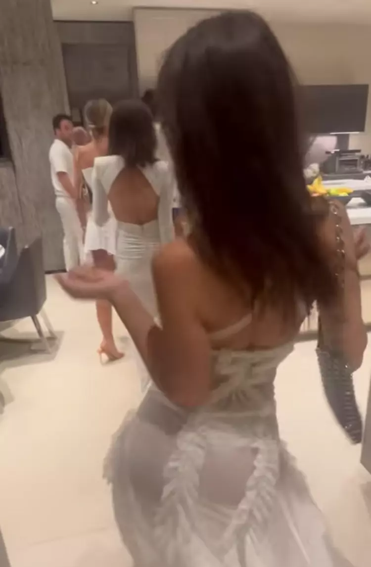 Emily Ratajowski'den transparan elbiseyle kalça dansı 7 64af9cd8e4bfdc25a84b3b16 Emily Ratajowski'den transparan elbiseyle kalça dansı