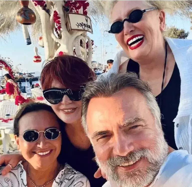 64b78449e4bfdc2430b09979 Eski dostlar Yonca Evcimik, Emel Müftüoğlu, Sezen Aksu ve Demet Akbağ Bodrum'da buluştu