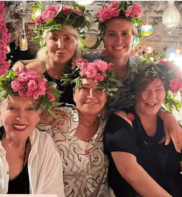 64b78457e4bfdc2430b0997c Eski dostlar Yonca Evcimik, Emel Müftüoğlu, Sezen Aksu ve Demet Akbağ Bodrum'da buluştu