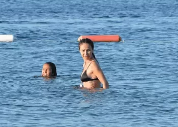 Bodrum’da tatil sezonunu açan Betül Demir, kusursuz fiziğiyle dikkat çekti