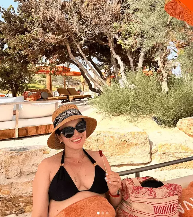 64c21222e4bfdc1ef08e8399 Ezgi Mola'dan karnı burnunda tatil pozları
