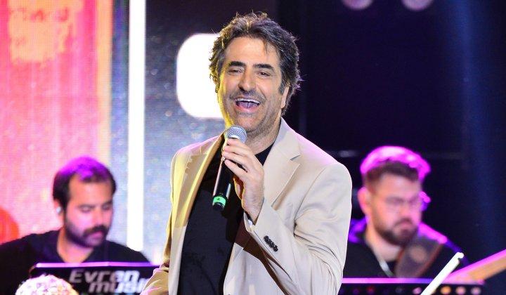 Mahsun Kırmızıgül, Bodrum Yalıkavak’taki Günay Restaurant’ta sahne aldı