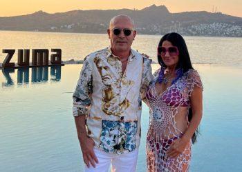 Ayşe-Erol Matur çifti evliliklerinin 22. yılını kutladı