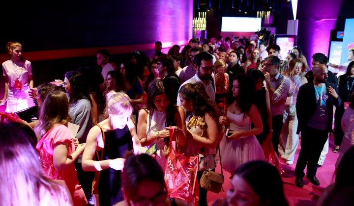 Barbie, pembe dünyasının kapılarını görkemli bir gala ile açtı 2 Barbie, pembe dünyasının kapılarını görkemli bir gala ile açtı