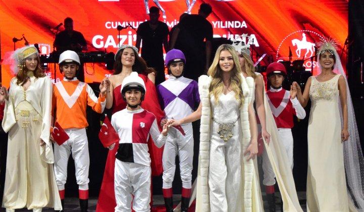 Gazi Koşusu öncesi Veliefendi Hipodromu’nda defile 1 Gazi Koşusu öncesi Veliefendi Hipodromu’nda defile